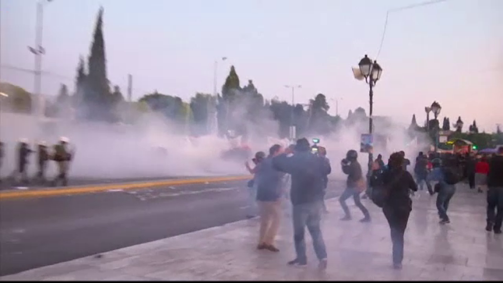 Proteste violente in Grecia dupa adoptarea reformei pensiilor si impozitelor. Expertii vorbesc iar de un faliment al tarii - Imaginea 2