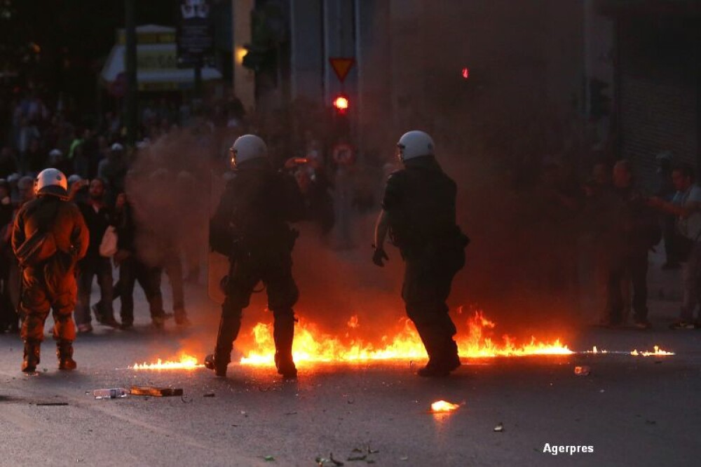 Proteste violente in Grecia dupa adoptarea reformei pensiilor si impozitelor. Expertii vorbesc iar de un faliment al tarii - Imaginea 4