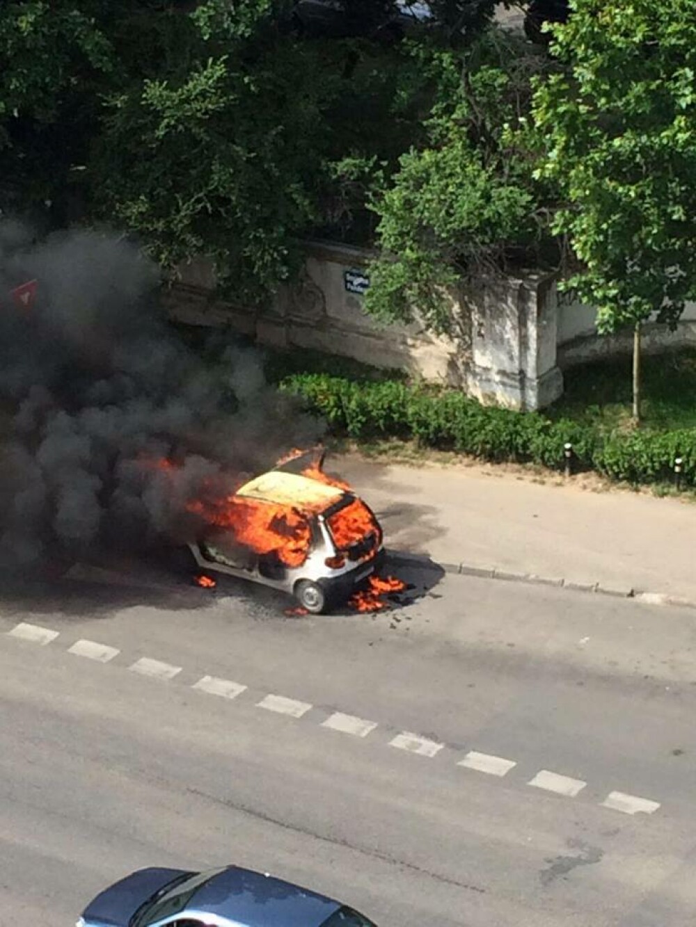 Un autoturism a luat foc pe Soseaua Fundeni din Capitala. Imagini de la interventia pompierilor - Imaginea 1