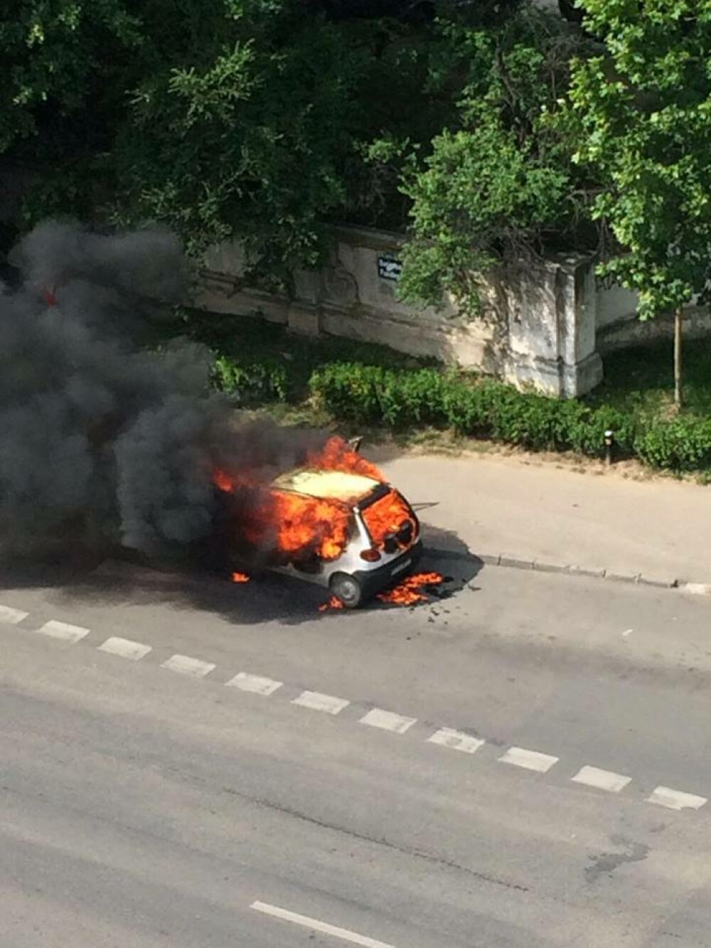 Un autoturism a luat foc pe Soseaua Fundeni din Capitala. Imagini de la interventia pompierilor - Imaginea 2