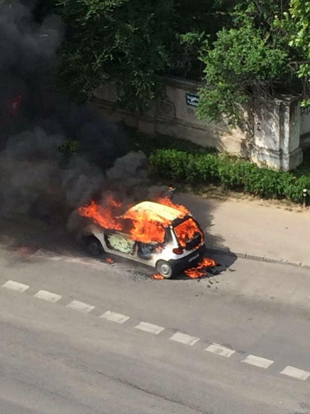 Un autoturism a luat foc pe Soseaua Fundeni din Capitala. Imagini de la interventia pompierilor - Imaginea 3