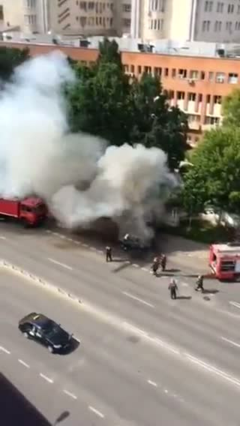 Un autoturism a luat foc pe Soseaua Fundeni din Capitala. Imagini de la interventia pompierilor - Imaginea 4