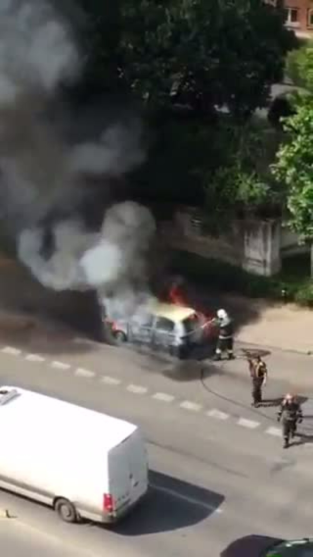 Un autoturism a luat foc pe Soseaua Fundeni din Capitala. Imagini de la interventia pompierilor - Imaginea 5