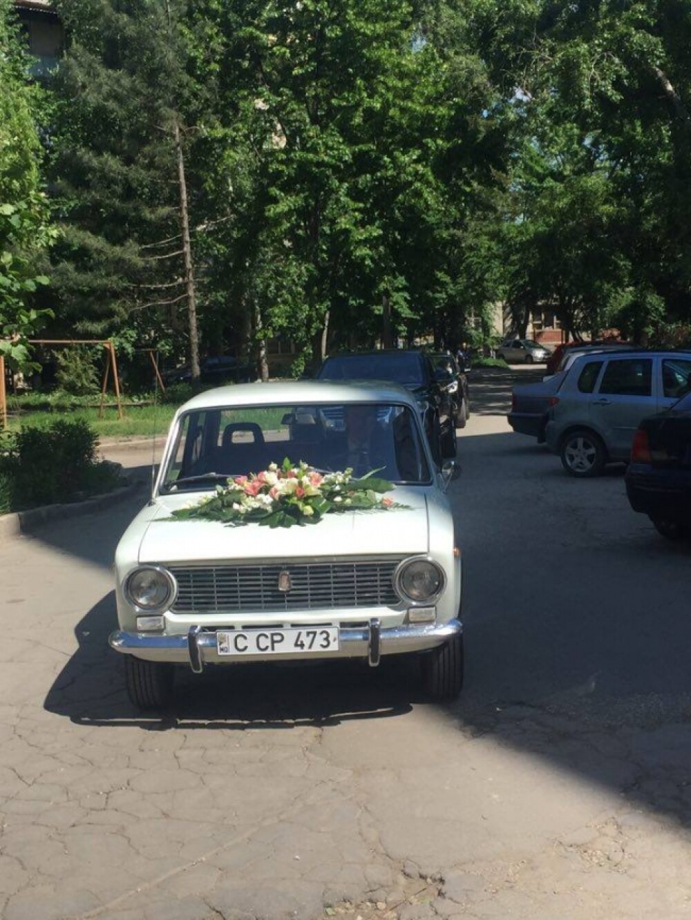 Primarul Chisinaului s-a casatorit cu jurnalista Anisoara Loghin, de la PRO TV Chisinau. Masina cu care a venit edilul - Imaginea 1