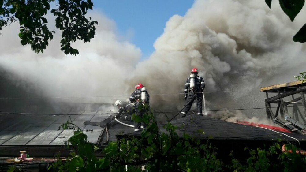 Incendiul puternic la o casa din Sectorul 1 al Capitalei. Flacarile s-au extins la o cladire din apropiere - Imaginea 1