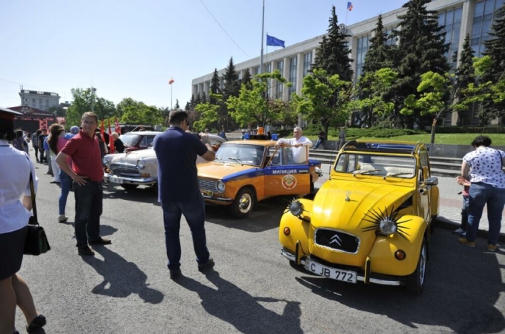 Comunistii din Moldova sarbatoresc Ziua Victoriei. Spectacol cu blindate sovietice si masinile de epoca. GALERIE FOTO - Imaginea 6