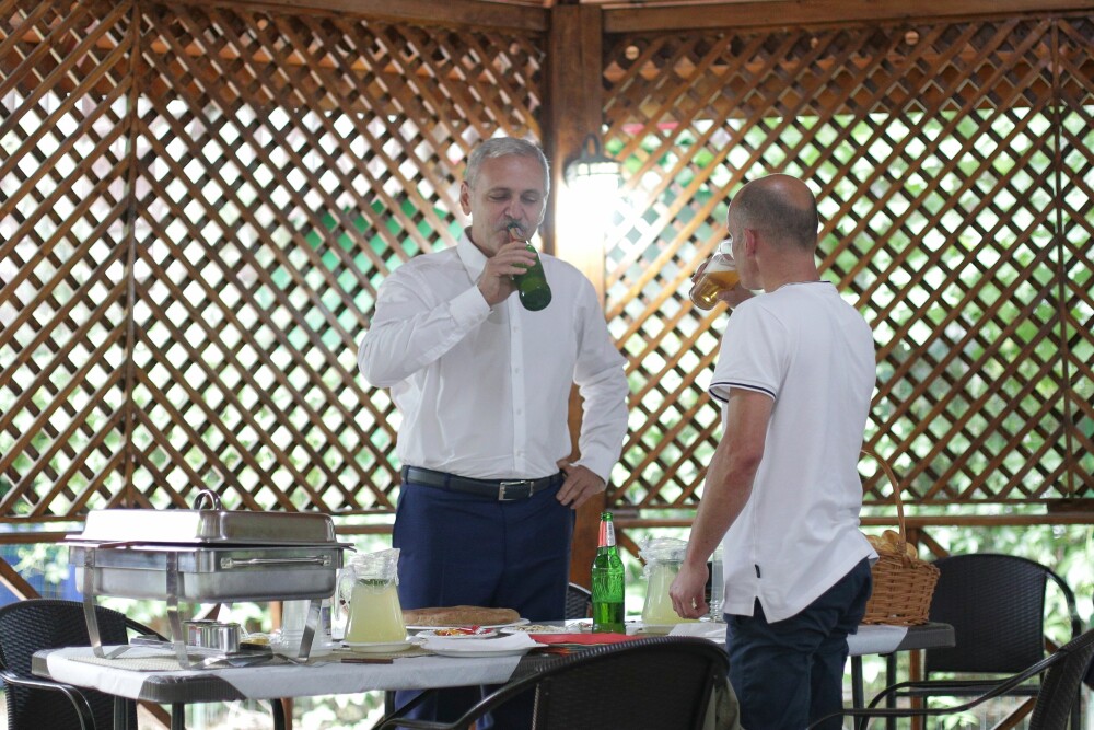 Bărbatul care a pierdut pariul cu Dragnea s-a prezentat la sediul PSD cu o navetă de bere - Imaginea 8
