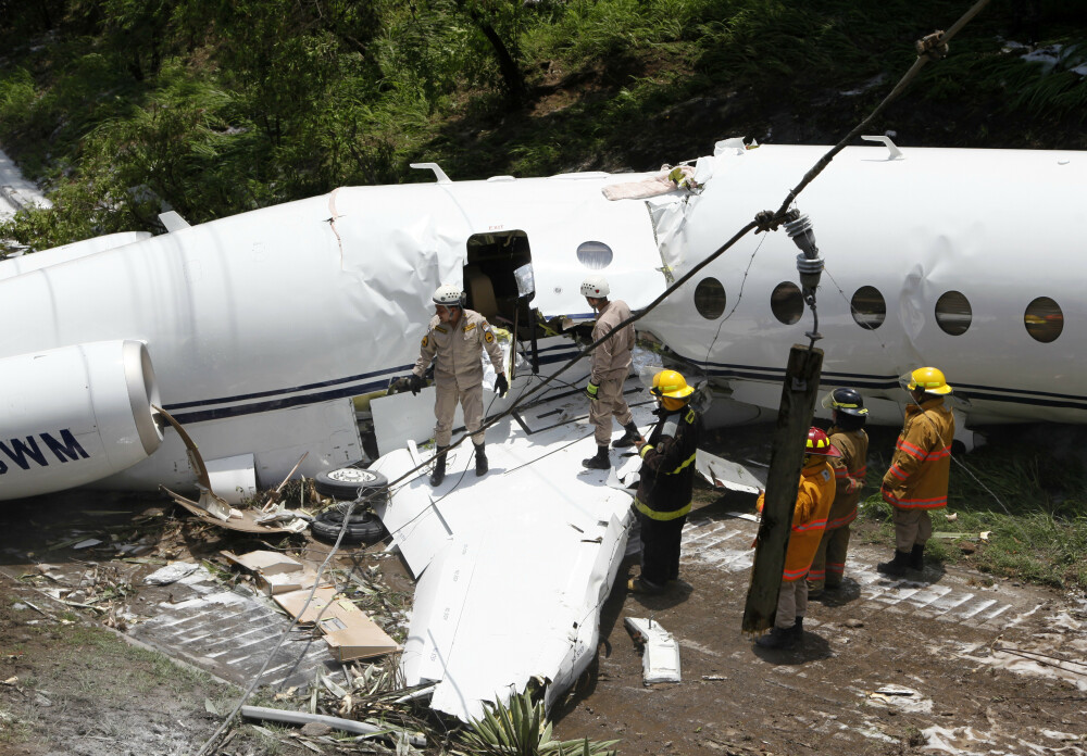 Un avion s-a rupt în două, după ce a ratat aterizarea pe un aeroport din Honduras - Imaginea 1