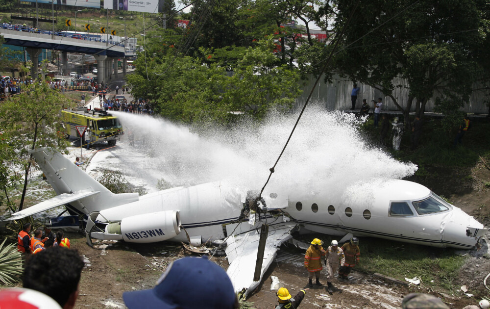 Un avion s-a rupt în două, după ce a ratat aterizarea pe un aeroport din Honduras - Imaginea 2
