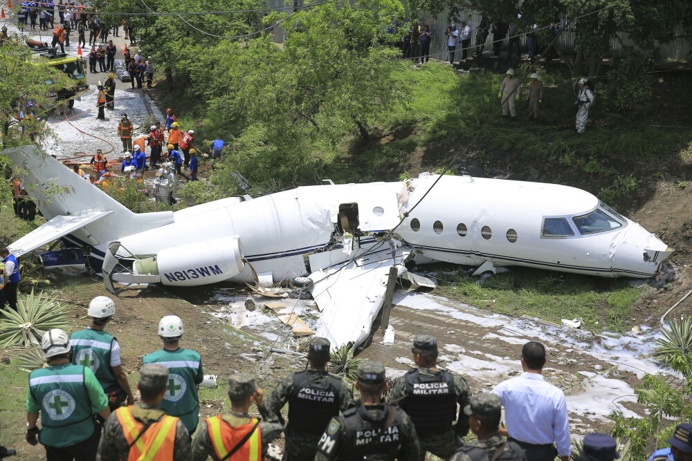 Un avion s-a rupt în două, după ce a ratat aterizarea pe un aeroport din Honduras - Imaginea 3