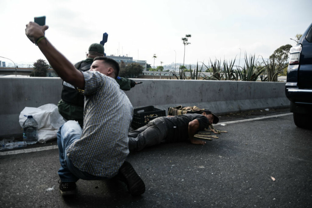 Lupte între susținătorii lui Maduro și Guaido. Mașinile armatei au trecut peste oameni - Imaginea 6