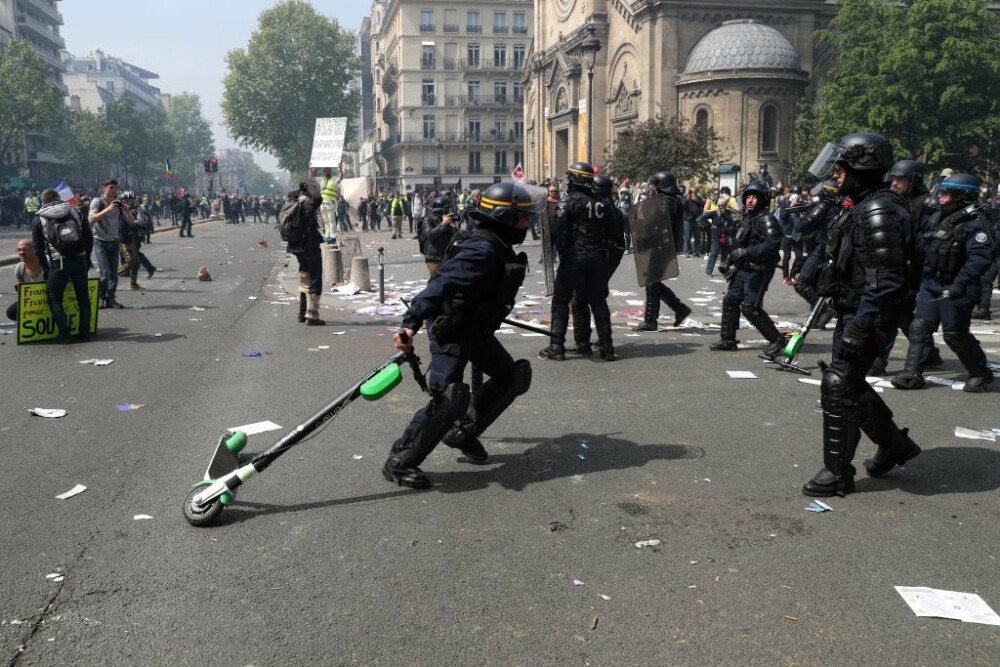 Bătăi de stradă în Franța de 1 Mai. Polițiștii, atacați de tineri mascați. VIDEO - Imaginea 7