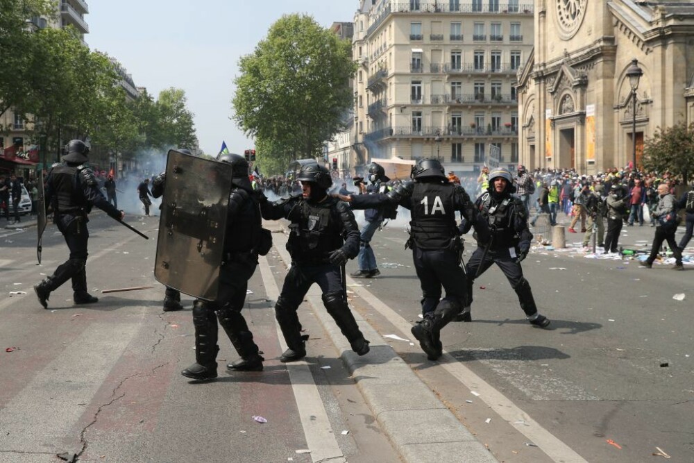 Bătăi de stradă în Franța de 1 Mai. Polițiștii, atacați de tineri mascați. VIDEO - Imaginea 6