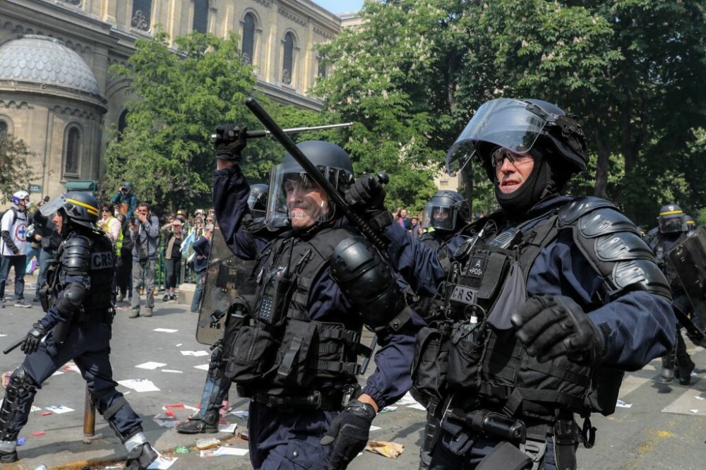Bătăi de stradă în Franța de 1 Mai. Polițiștii, atacați de tineri mascați. VIDEO - Imaginea 5