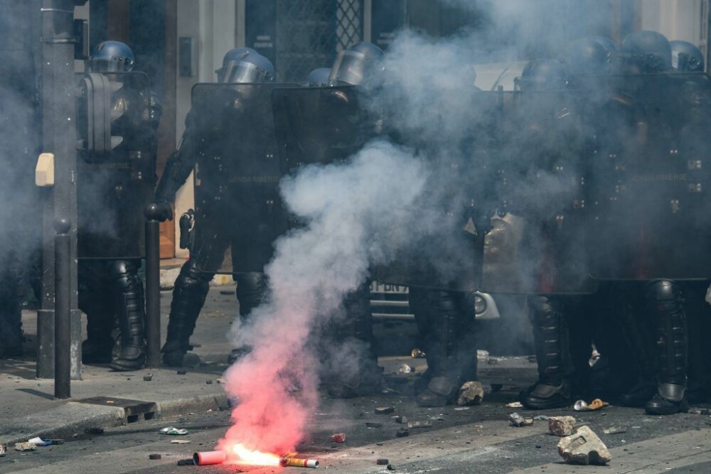 Bătăi de stradă în Franța de 1 Mai. Polițiștii, atacați de tineri mascați. VIDEO - Imaginea 4