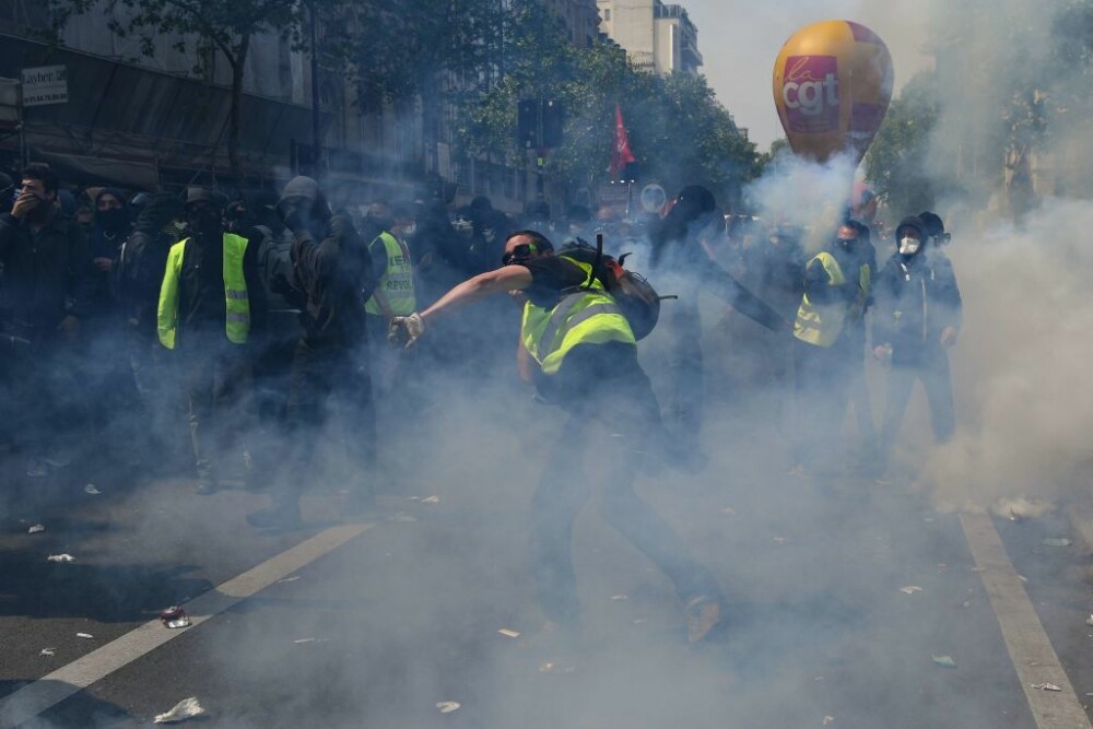 Bătăi de stradă în Franța de 1 Mai. Polițiștii, atacați de tineri mascați. VIDEO - Imaginea 3