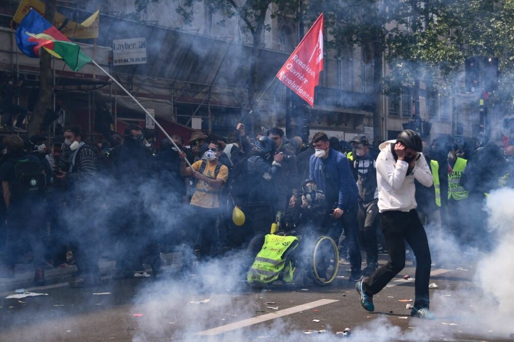 Bătăi de stradă în Franța de 1 Mai. Polițiștii, atacați de tineri mascați. VIDEO - Imaginea 2