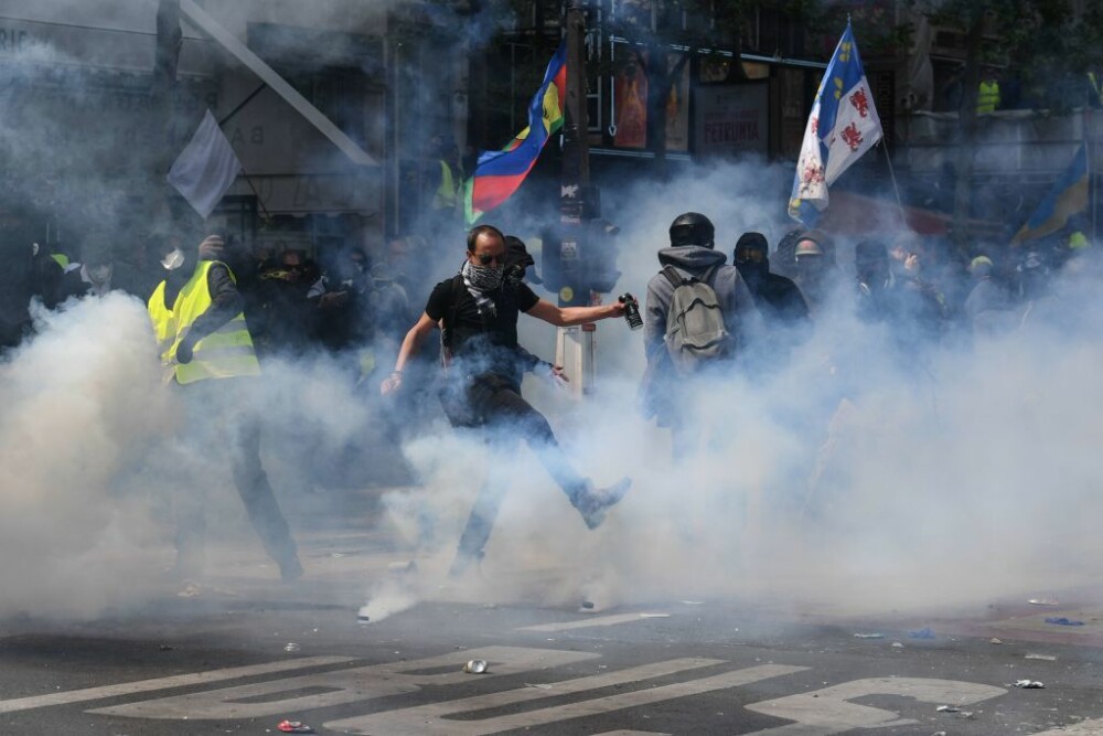 Bătăi de stradă în Franța de 1 Mai. Polițiștii, atacați de tineri mascați. VIDEO - Imaginea 1
