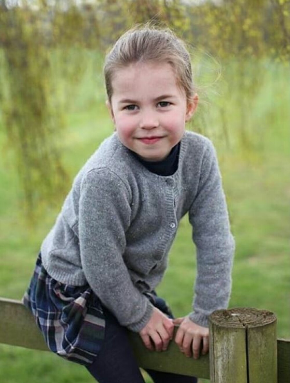Prințesa Charlotte împlinește, astăzi, nouă ani. Prinții de Wales au publicat tradiționala fotografie aniversară. FOTO - Imaginea 14