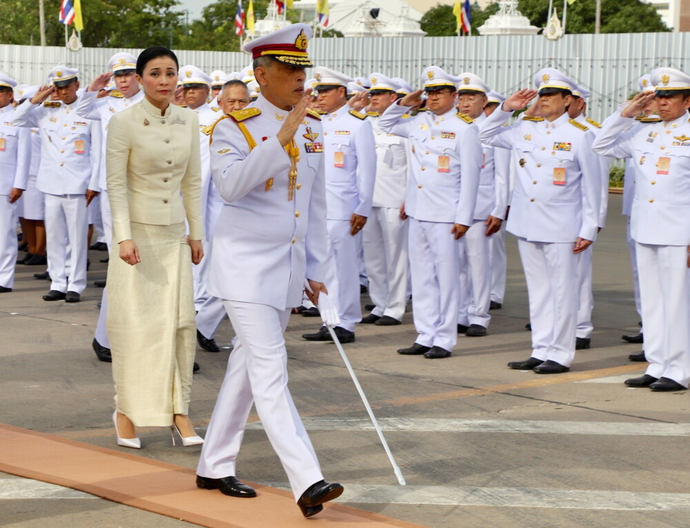 Regele Thailandei, căsătorie cu garda sa de corp. De ce s-a târât mireasa la picioarele lui - Imaginea 10