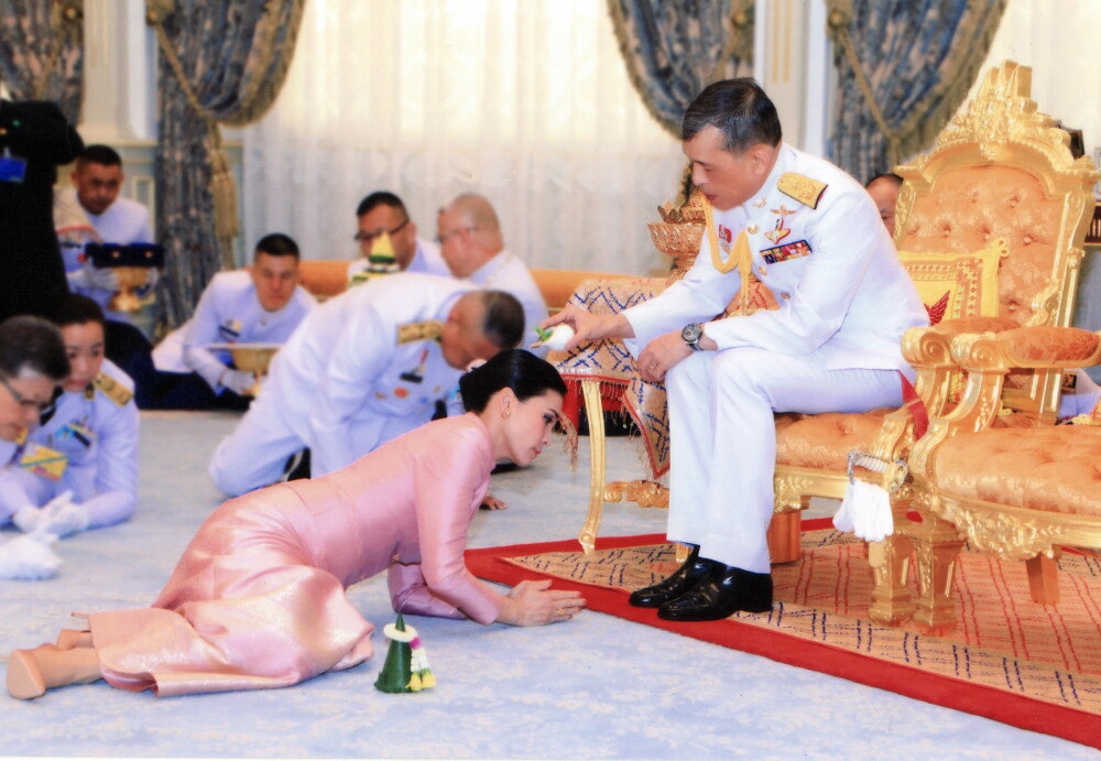 Regele Thailandei, căsătorie cu garda sa de corp. De ce s-a târât mireasa la picioarele lui - Imaginea 1