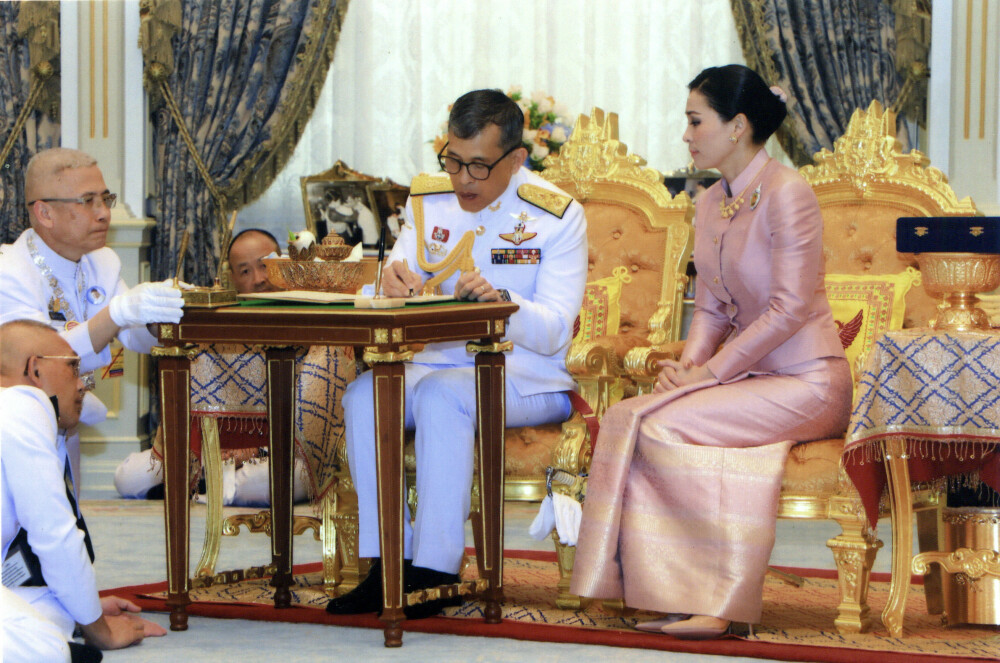 Regele Thailandei, căsătorie cu garda sa de corp. De ce s-a târât mireasa la picioarele lui - Imaginea 2