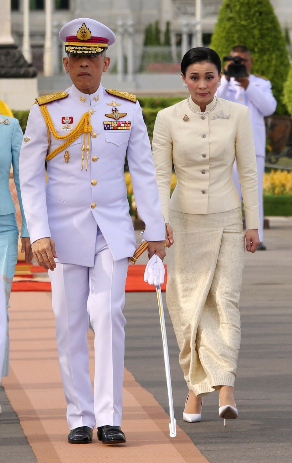 Regele Thailandei, căsătorie cu garda sa de corp. De ce s-a târât mireasa la picioarele lui - Imaginea 9