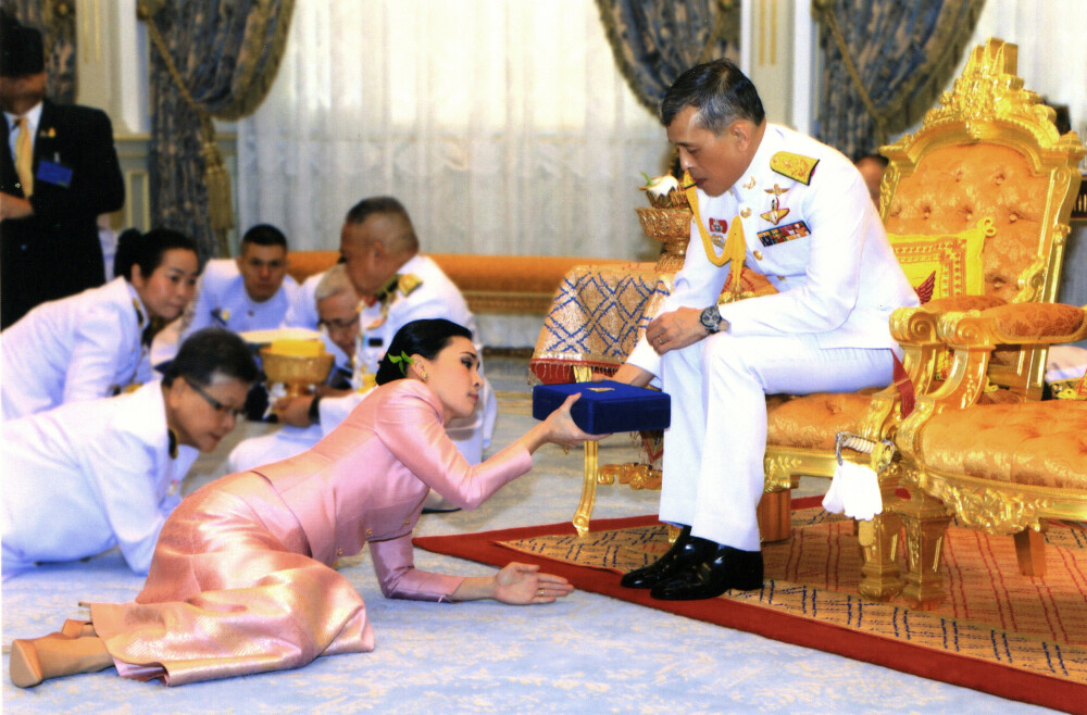 Regele Thailandei, căsătorie cu garda sa de corp. De ce s-a târât mireasa la picioarele lui - Imaginea 3