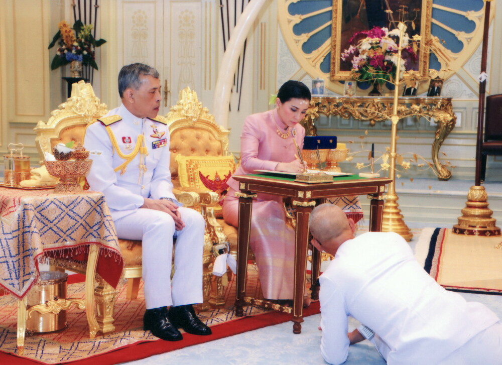 Regele Thailandei, căsătorie cu garda sa de corp. De ce s-a târât mireasa la picioarele lui - Imaginea 4