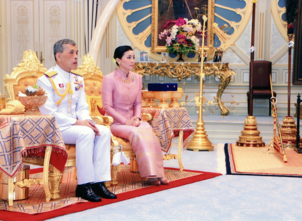 Regele Thailandei, căsătorie cu garda sa de corp. De ce s-a târât mireasa la picioarele lui - Imaginea 5