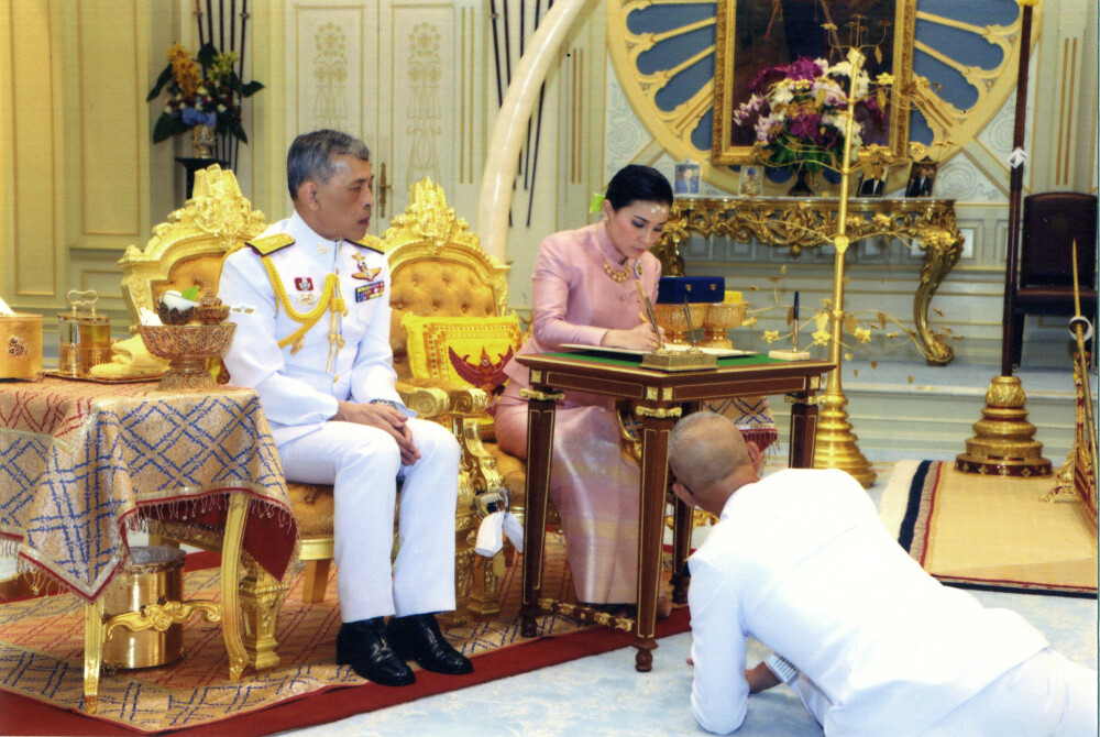 Regele Thailandei, căsătorie cu garda sa de corp. De ce s-a târât mireasa la picioarele lui - Imaginea 6