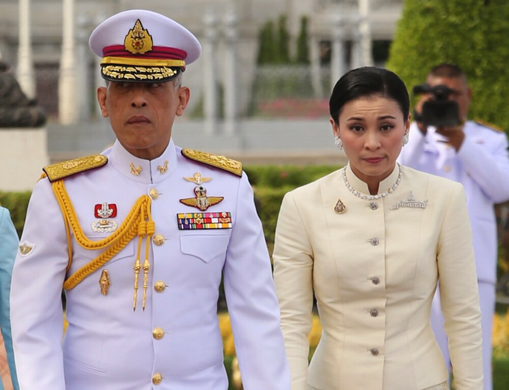 Regele Thailandei, căsătorie cu garda sa de corp. De ce s-a târât mireasa la picioarele lui - Imaginea 8