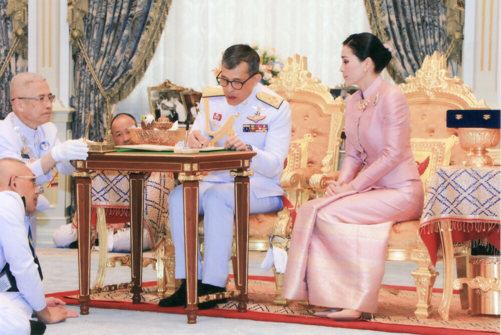 Regele Thailandei, căsătorie cu garda sa de corp. De ce s-a târât mireasa la picioarele lui - Imaginea 7