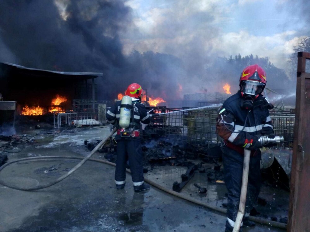 Incendiu la un depozit cu vopseluri și diluanți, în Vâlcea. Mesaj transmis prin RO-ALERT - Imaginea 5
