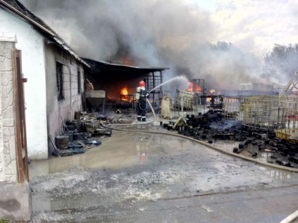 Incendiu la un depozit cu vopseluri și diluanți, în Vâlcea. Mesaj transmis prin RO-ALERT - Imaginea 4