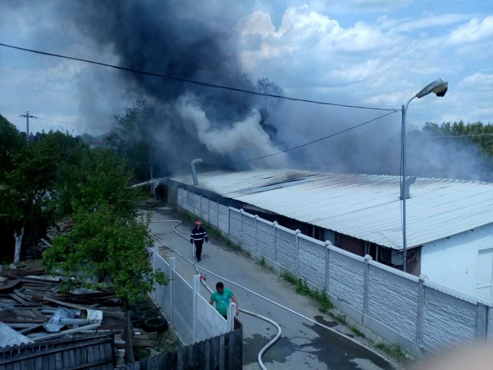 Incendiu la un depozit cu vopseluri și diluanți, în Vâlcea. Mesaj transmis prin RO-ALERT - Imaginea 3