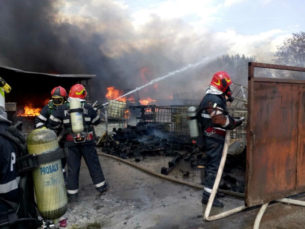 Incendiu la un depozit cu vopseluri și diluanți, în Vâlcea. Mesaj transmis prin RO-ALERT - Imaginea 2