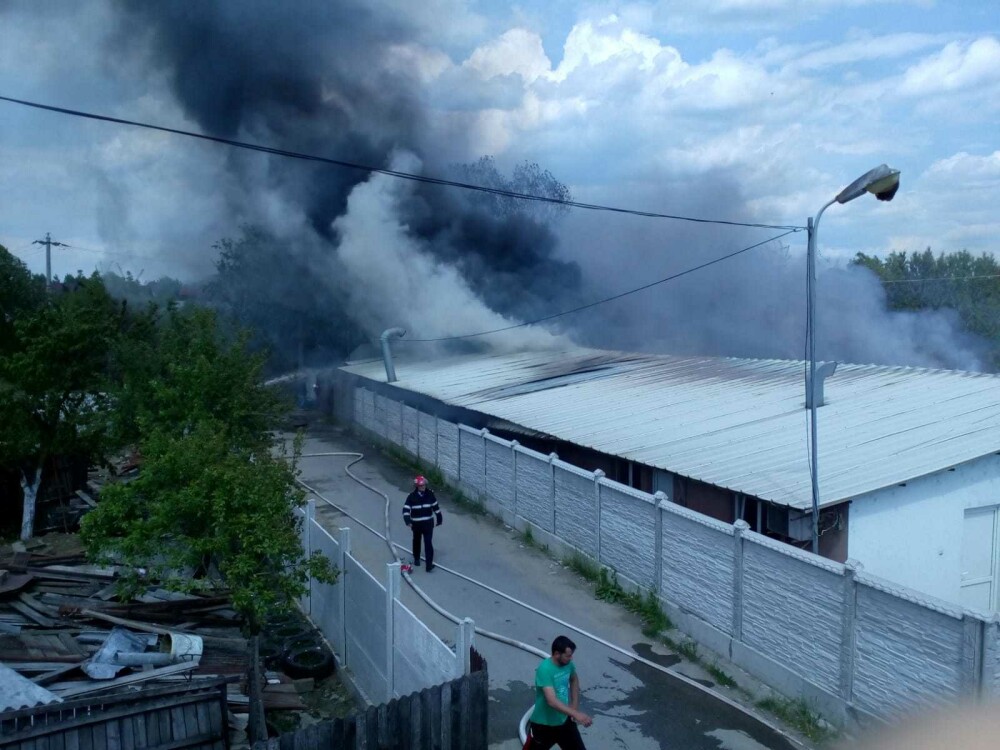 Incendiu la un depozit cu vopseluri și diluanți, în Vâlcea. Mesaj transmis prin RO-ALERT - Imaginea 1