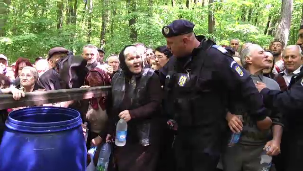 Bătrâne vs. jandarmi de Izvorul Tămăduirii, la Mănăstirea Nucet. A venit şi premierul - Imaginea 2