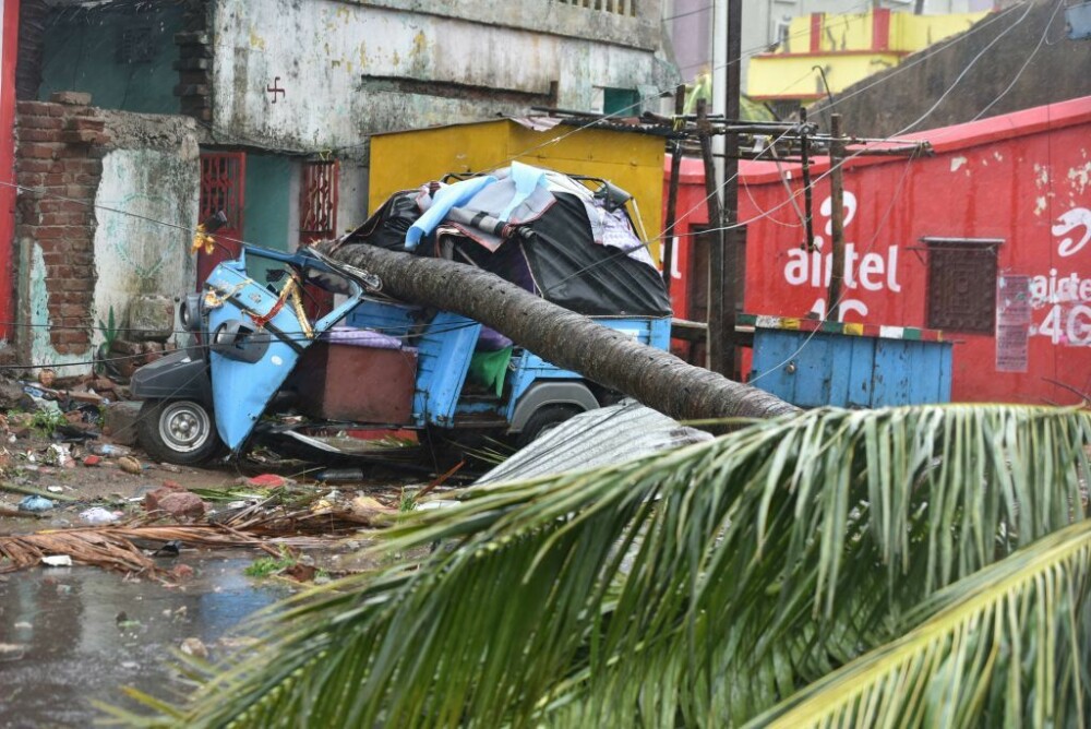 India, lovită de cel mai puternic ciclon din ultimii 20 de ani. Bilanțul e devastator. FOTO - Imaginea 7