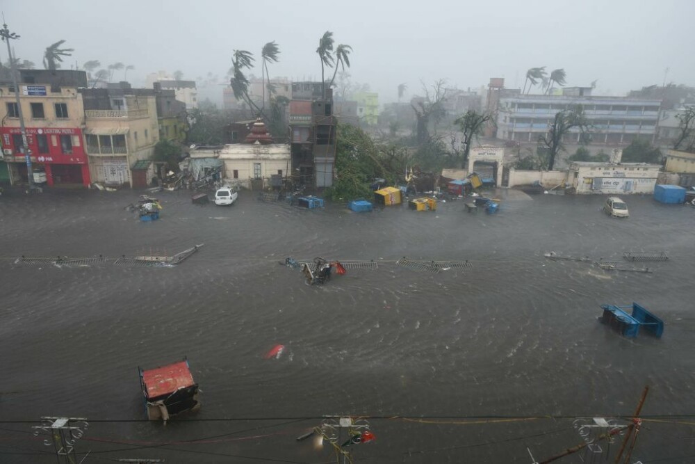 India, lovită de cel mai puternic ciclon din ultimii 20 de ani. Bilanțul e devastator. FOTO - Imaginea 3