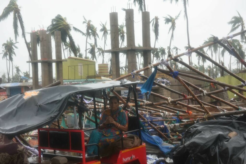India, lovită de cel mai puternic ciclon din ultimii 20 de ani. Bilanțul e devastator. FOTO - Imaginea 2