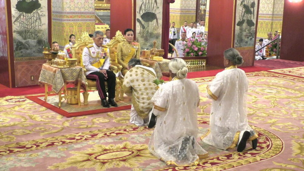 Prima declaraţie a noului rege al Thailandei. Și-a pus singur pe cap coroana de aur, de 7 kg - Imaginea 1