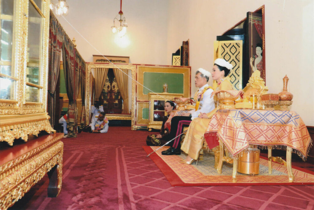Prima declaraţie a noului rege al Thailandei. Și-a pus singur pe cap coroana de aur, de 7 kg - Imaginea 2