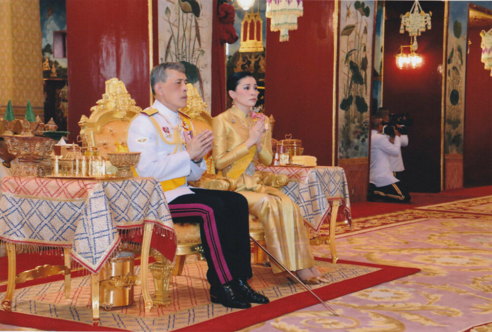 Prima declaraţie a noului rege al Thailandei. Și-a pus singur pe cap coroana de aur, de 7 kg - Imaginea 3