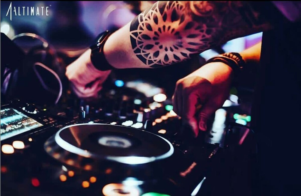 Un DJ celebru a murit după ce s-a izbit de o ușă de sticlă. Ce voia să facă. FOTO - Imaginea 13
