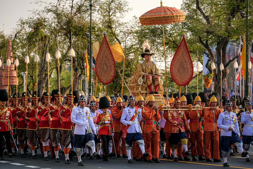 Noul rege al Thailandei cărat pe străzile din Bangkok. Funcţionari aduși pentru a face figuraţie - Imaginea 1