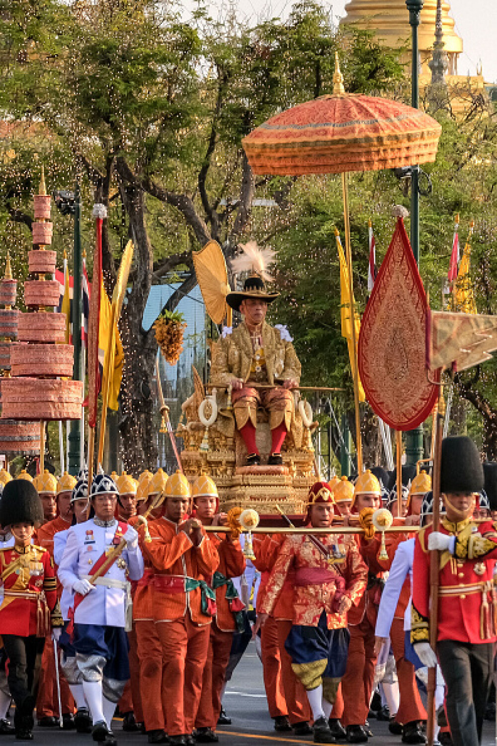 Noul rege al Thailandei cărat pe străzile din Bangkok. Funcţionari aduși pentru a face figuraţie - Imaginea 2