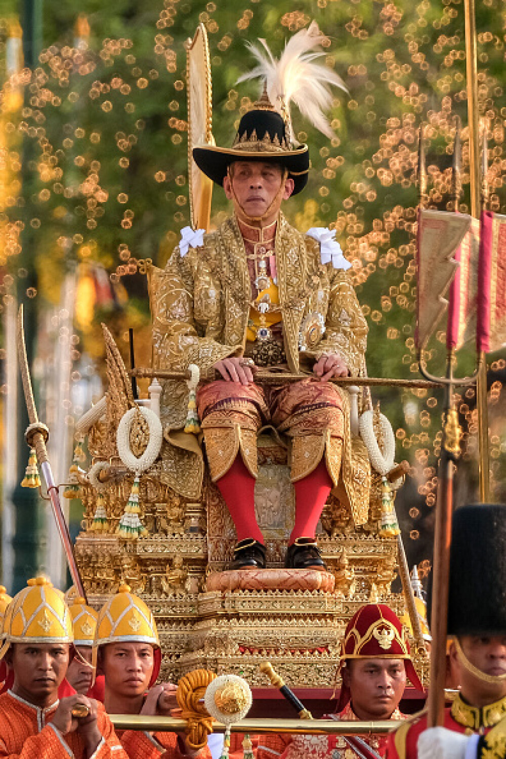 Noul rege al Thailandei cărat pe străzile din Bangkok. Funcţionari aduși pentru a face figuraţie - Imaginea 3
