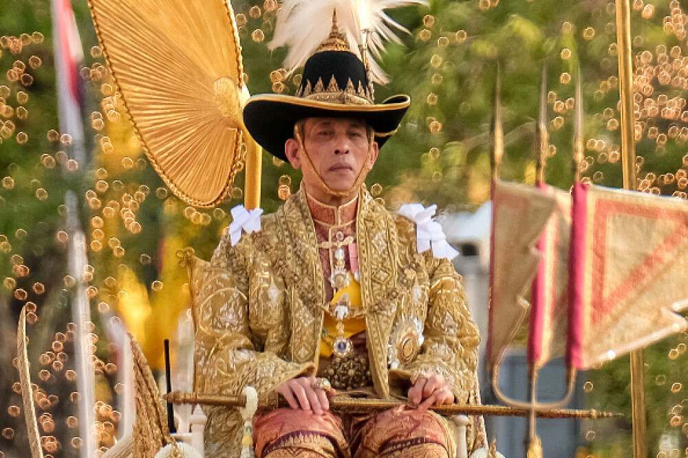 Noul rege al Thailandei cărat pe străzile din Bangkok. Funcţionari aduși pentru a face figuraţie - Imaginea 4